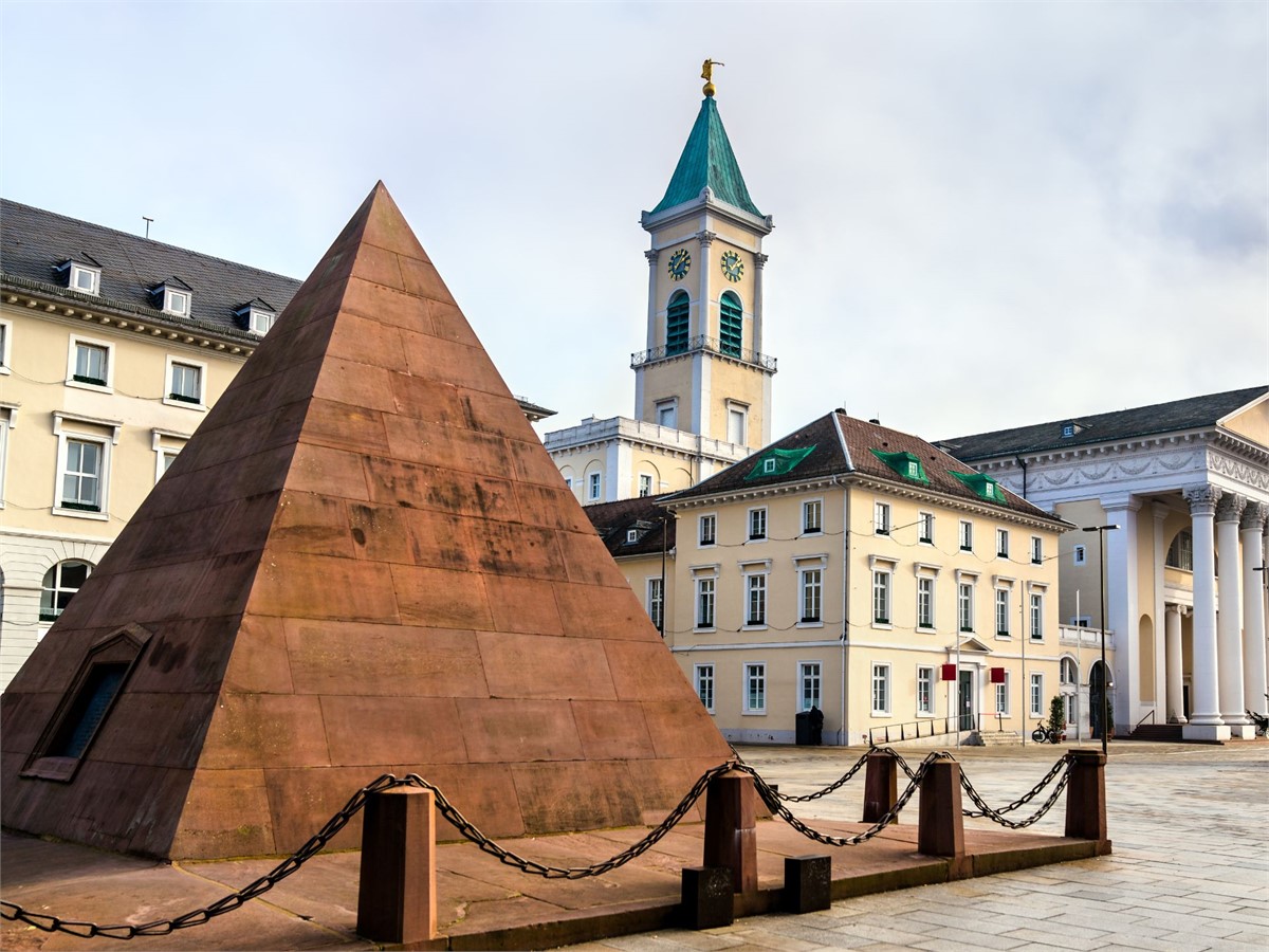 Marktplatz und Pyramide in Karlsruhe
