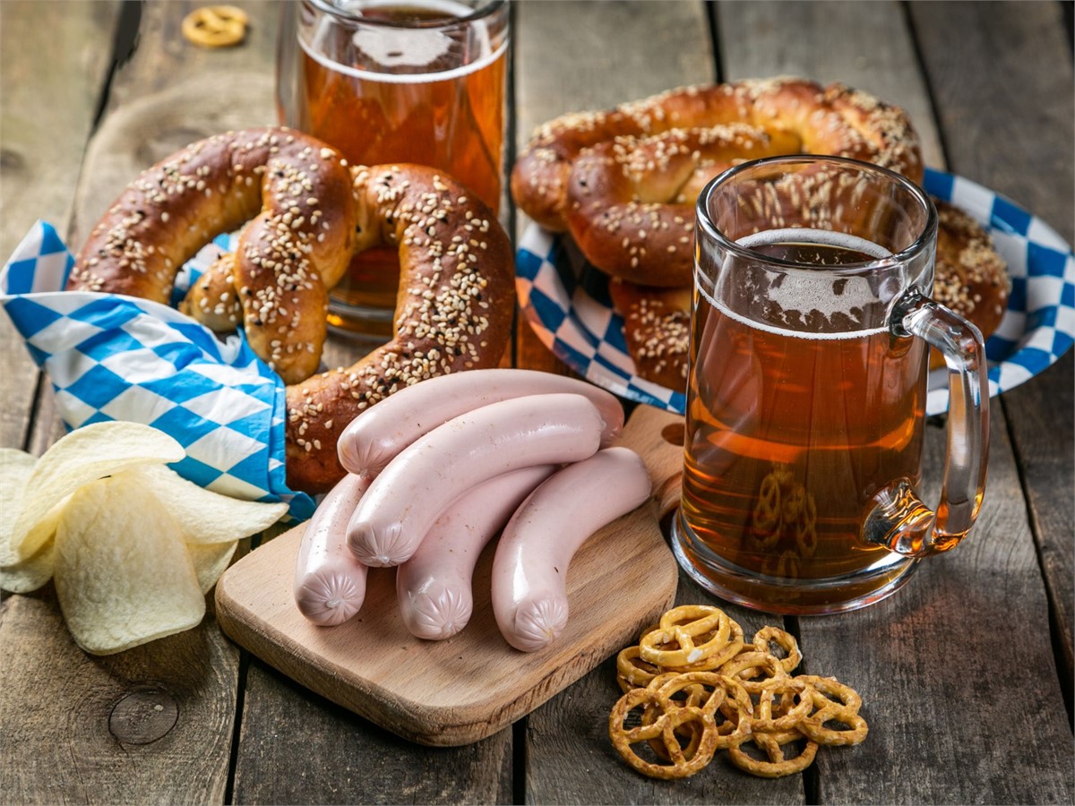 Traditionelles Essen und Bier beim Oktoberfest in München