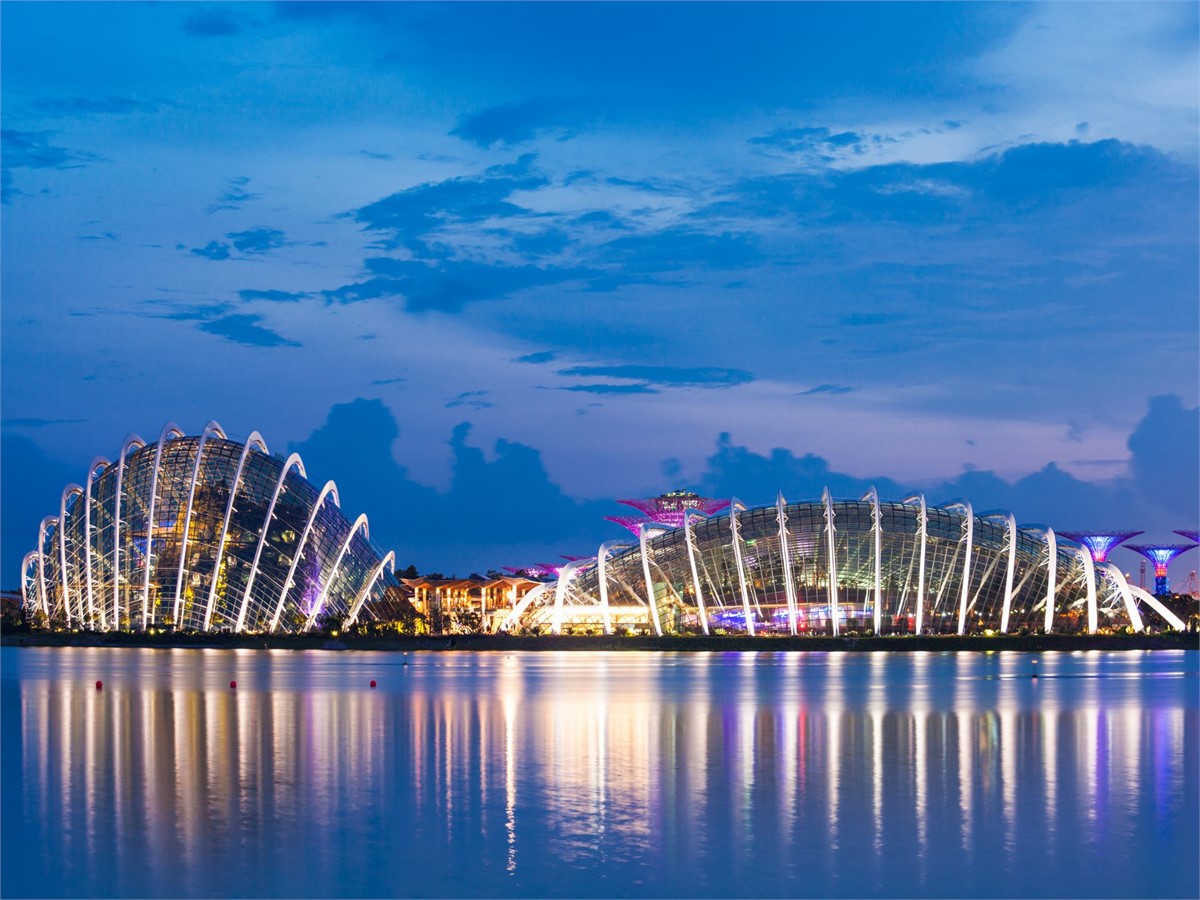 Flower Dome bei Nacht in Singapur