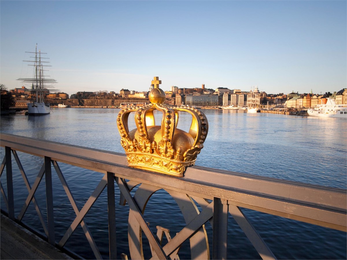 Vergoldete Krone auf der Skeppsholmsbron in Stockholm
