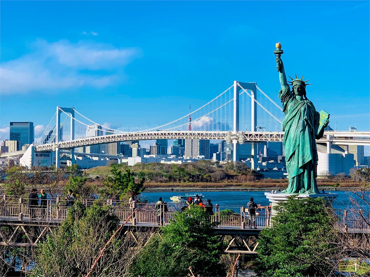 Freiheitsstatue und Rainbow Bridge in Tokio