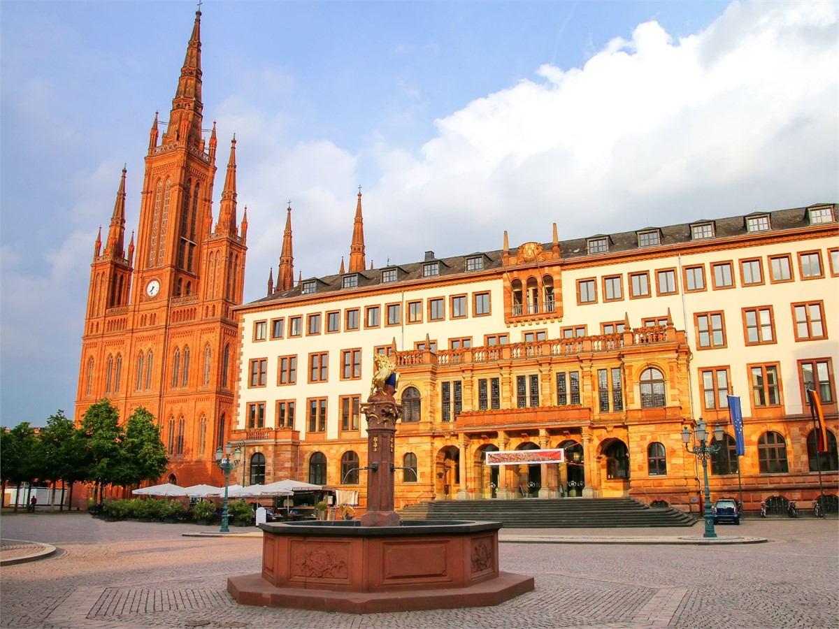 Schlossplatz mit Marktkirche und neues Rathaus in Wiesbaden
